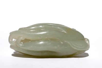 Un mod&egrave;le d'une main de Bouddha en jade c&eacute;ladon l&eacute;g&eacute;r, Chine, 19/20&egrave;me