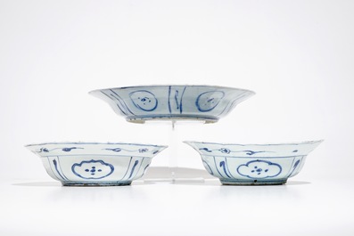 A pair of Chinese blue and white kraak porcelain bowls and a dish with crickets, Wanli