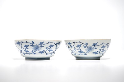 Une paire de bols en porcelaine Kakiemon de Japon aux d&eacute;cors de paysages, Edo, 17&egrave;me