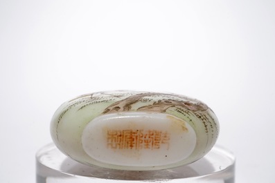 Une tabati&egrave;re en verre &agrave; d&eacute;cor de grues, Chine, marque de Qianlong, 19/20&egrave;me