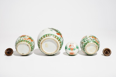 Une assiette en porcelaine de Chine famille rose, Yongzheng, et trois pots en famille verte, 19&egrave;me