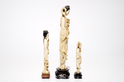 Trois figures en ivoire sculpt&eacute; sur socles en bois, Chine, 19/20&egrave;me