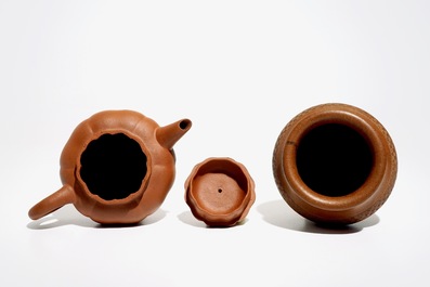 Une th&eacute;i&egrave;re et un petit vase en gr&egrave;s de Yixing, Chine, 19/20&egrave;me