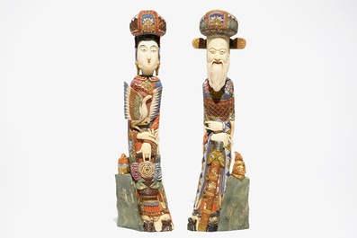 Een paar Chinese polychrome ivoren figuren, begin 20e eeuw