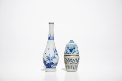 Een Chinese blauwwitte cylindrische dekseldoos, een flesvormige Hatcher cargo vaas en een schoteltje, Ming en Transitie periode