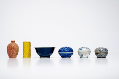Trois bo&icirc;tes, deux bols et deux vases miniatures en porcelaine de Chine bleu et blanc et monochrome, Ming et post&eacute;rieur