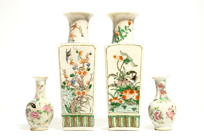 Une paire de vases en porcelaine de Chine famille verte et une paire en famille rose sur fond craquel&eacute;, 19/20&egrave;me