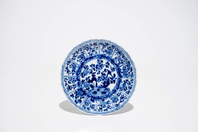 Six tasses et soucoupes en porcelaine de Chine bleu et blanc, Kangxi