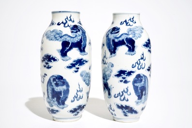 Une paire de vases en porcelaine de Chine bleu et blanc, marque de Kangxi, 19&egrave;me