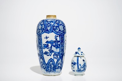 Twee Chinese blauwwitte vazen en een paar blauwwitte borden, Kangxi