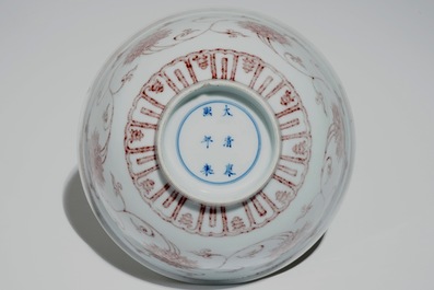 Un bol en porcelaine de Chine &agrave; d&eacute;cor de rinceaux de lotus en rouge de cuivre, marque de Kangxi, 20&egrave;me