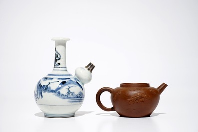 Une th&eacute;i&egrave;re couverte en gr&egrave;s de Yixing, deux plats et un kendi en porcelaine de Chine bleu et blanc, Kangxi/Qianlong