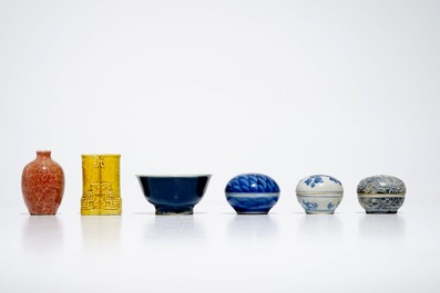 Trois bo&icirc;tes, deux bols et deux vases miniatures en porcelaine de Chine bleu et blanc et monochrome, Ming et post&eacute;rieur