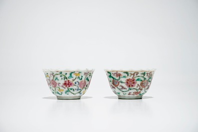 Une paire de tasses et soucoupes polylob&eacute;es en porcelaine de Chine famille rose, Yongzheng