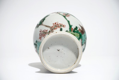 Un vase et une paire d'assiettes en porcelaine de Chine famille verte, Kangxi