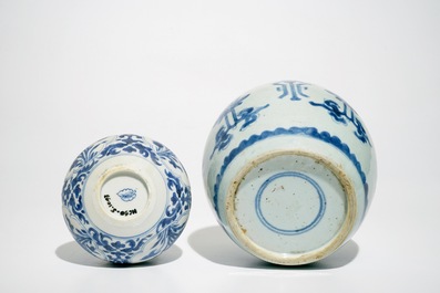 Zeven Chinese blauwwitte borden en vazen, Ming, Kangxi en Qianlong