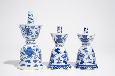 Vijf Chinese blauwwitte kandelaars, 19/20e eeuw