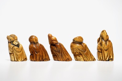 Vijf Chinese ivoren figuren van onsterfelijken in Ming-stijl, 19/20e eeuw