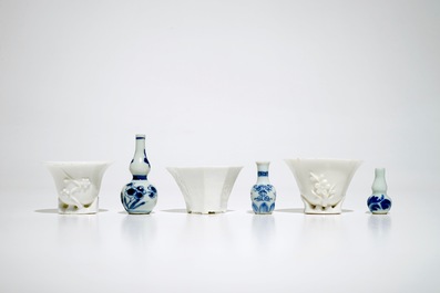 Trois coupes libatoires en porcelaine blanc de Chine et trois vases miniatures en bleu et blanc, Kangxi