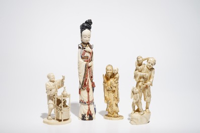 Vier Chinese en Japanse ivoren en benen figuren en okimono, 19/20e eeuw