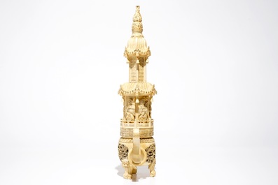 Un grand br&ucirc;le parfum en ivoire sculpt&eacute;, Chine, 19/20&egrave;me