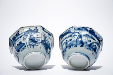 Une paire de bols octagonaux en porcelaine de Chine bleu et blanc, &eacute;poque Transition