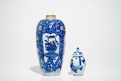 Deux vases et une paire d'assiettes en porcelaine de Chine bleu et blanc, Kangxi