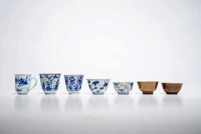 Sept tasses et quatre soucoupes en porcelaine de Chine bleu et blanc, famille rose