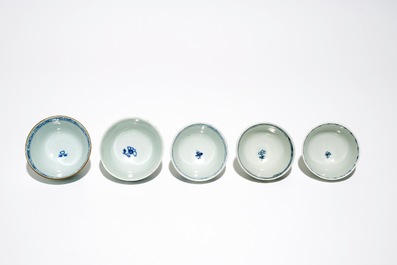 Quinze ensembles de tasses et soucoupes en porcelaine de Chine bleu et blanc, Kangxi/Qianlong