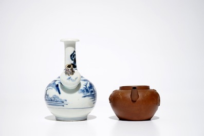 Une th&eacute;i&egrave;re couverte en gr&egrave;s de Yixing, deux plats et un kendi en porcelaine de Chine bleu et blanc, Kangxi/Qianlong