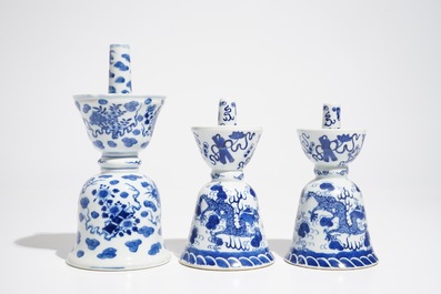 Cinq bougeoirs en porcelaine de Chine bleu et blanc, 19/20&egrave;me