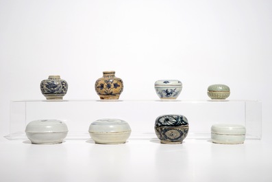 Huit bo&icirc;tes et petits vases en porcelaine de Chine bleu et blanc et de type qingbai, &eacute;poques Song et Ming