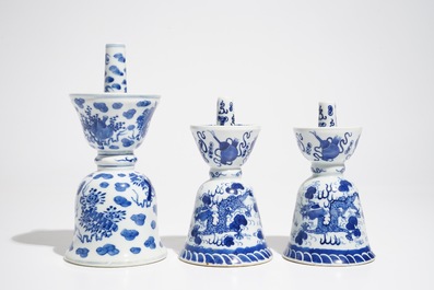 Cinq bougeoirs en porcelaine de Chine bleu et blanc, 19/20&egrave;me