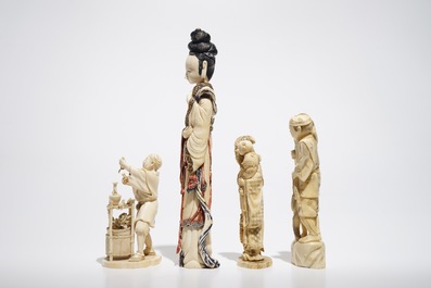 Quatre figures et okimono en ivoire et os sculpt&eacute;, Chine et Japon, 19/20&egrave;me