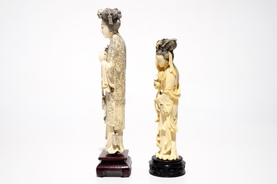 Deux figures de femmes en ivoire sculpt&eacute; sur socles en bois, Chine, 19/20&egrave;me