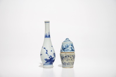 Een Chinese blauwwitte cylindrische dekseldoos, een flesvormige Hatcher cargo vaas en een schoteltje, Ming en Transitie periode