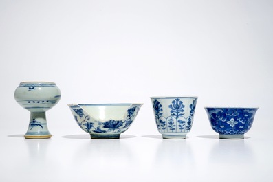 Divers bols et une tasse et soucoupe en porcelaine de Chine bleu et blanc, Ming, Kangxi et Qianlong