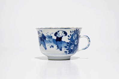 Six tasses et soucoupes en porcelaine de Chine bleu et blanc, marque de Kangxi, 19&egrave;me