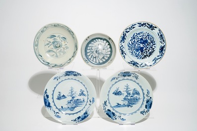Sept assiettes et vases en porcelaine de Chine bleu et blanc, Ming, Kangxi et Qianlong