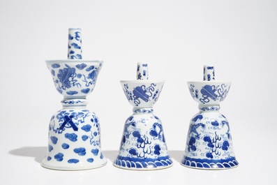 Vijf Chinese blauwwitte kandelaars, 19/20e eeuw