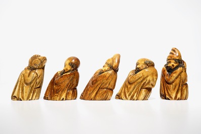 Vijf Chinese ivoren figuren van onsterfelijken in Ming-stijl, 19/20e eeuw