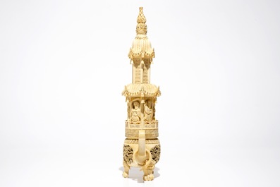Un grand br&ucirc;le parfum en ivoire sculpt&eacute;, Chine, 19/20&egrave;me