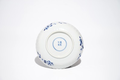 Six tasses et soucoupes en porcelaine de Chine bleu et blanc, marque de Kangxi, 19&egrave;me