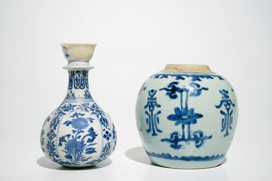 Zeven Chinese blauwwitte borden en vazen, Ming, Kangxi en Qianlong