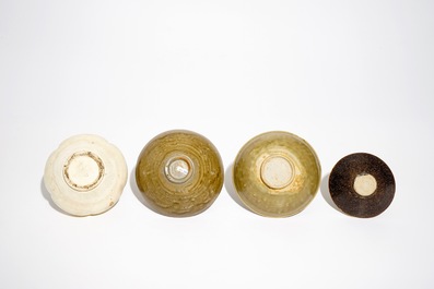 Quatre bols monochrome c&eacute;ladons et de couleur cr&egrave;me, Chine, Dynastie Song et post&eacute;rieur