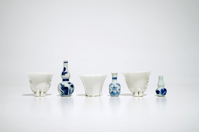 Drie Chinese blanc de Chine libation cups en drie blauwwitte miniatuur vaasjes, Kangxi