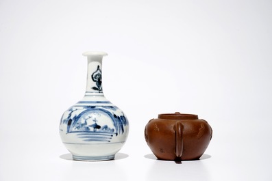 Een Chinese Yixing steengoed theepot, twee blauwwitte borden en een kendi met zilveren montuur, Kangxi/Qianlong