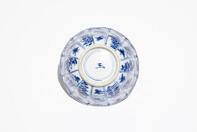 Vijf Chinese blauwwitte koppen en schotels, Kangxi