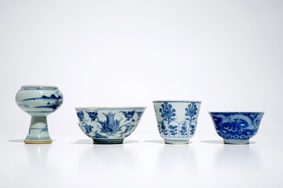 Divers bols et une tasse et soucoupe en porcelaine de Chine bleu et blanc, Ming, Kangxi et Qianlong