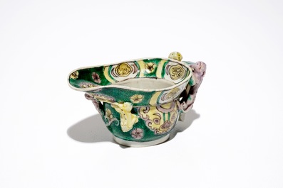 Une coupe libatoire en porcelaine de Chine famille verte, Kangxi